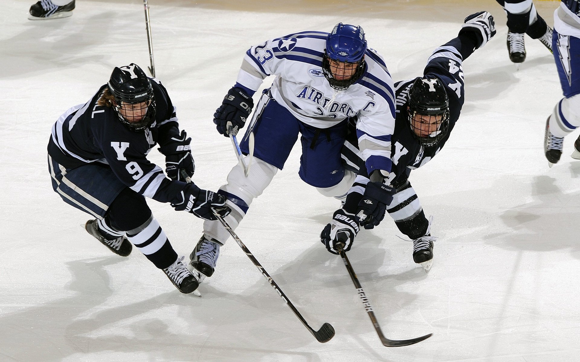 职业联赛开展球员心理健康讲座促进身心健康，足球心理训练对于青少年球员产生的影响